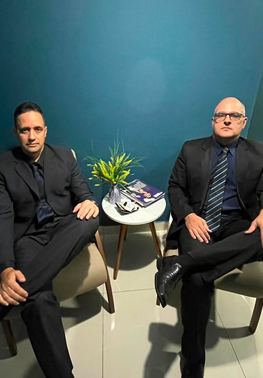 Sócios do escritório Lima & Medeiros em ambiente institucional
