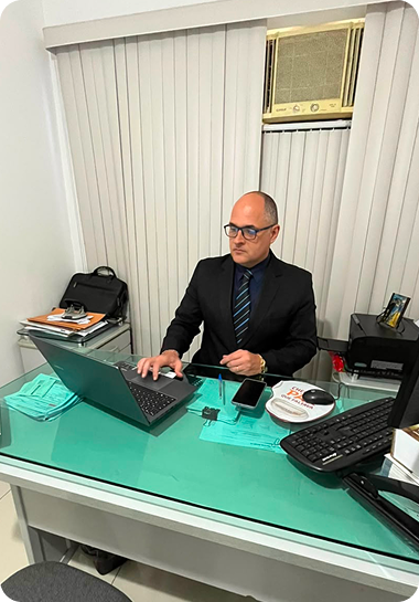 Advogado Dr. Anderson Medeiros trabalhando em sua sala