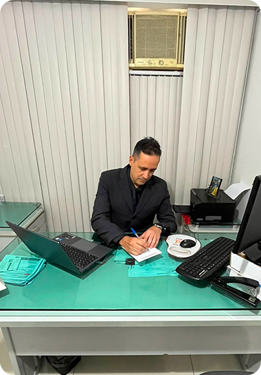 Contador Cristiano Lima registrando anotações na mesa de trabalho